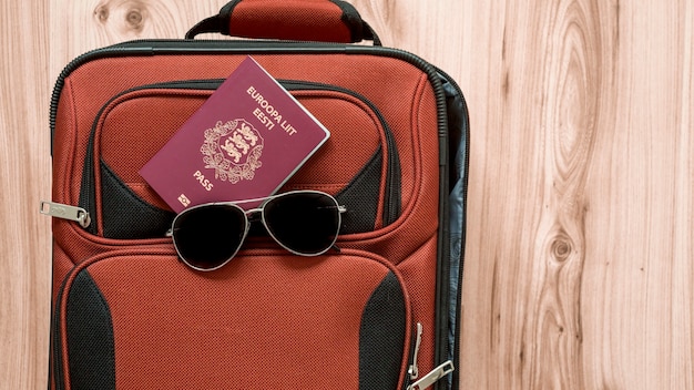 Foto gratuita pasaporte y gafas de sol en maleta