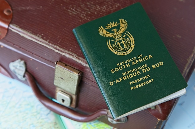 pasaporte en una maleta de cuero y un mapa geográfico