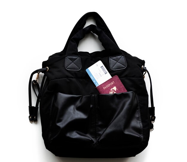 Pasaporte y tarjeta de embarque en un bolso de mano