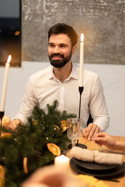 Pasar el año nuevo con amigos y celebrar.