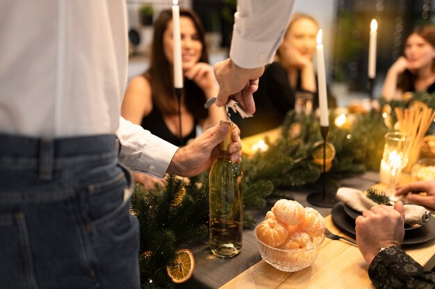 Pasar el año nuevo con amigos y celebrar.