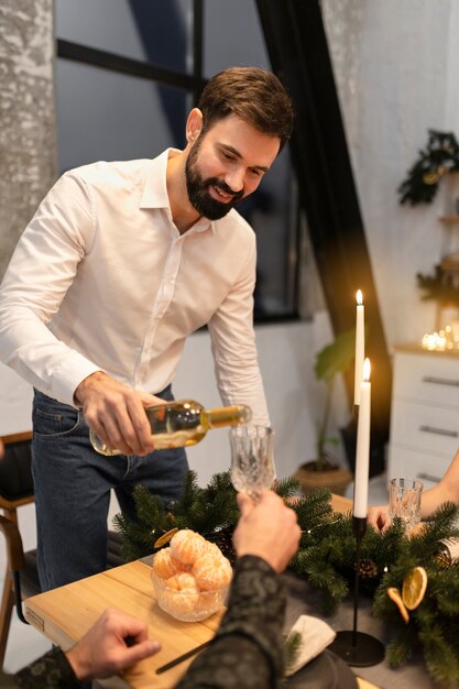 Pasar el año nuevo con amigos y celebrar.