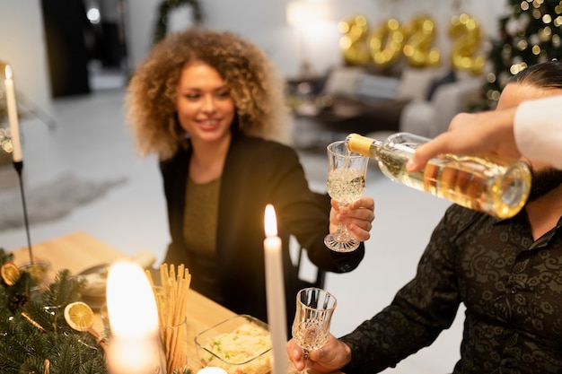 Pasar el año nuevo con amigos y celebrar.