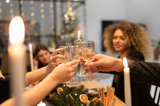 Pasar el año nuevo con amigos y celebrar.