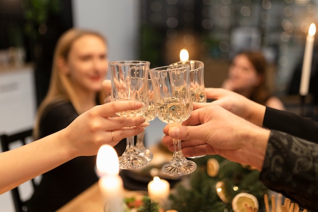 Pasar el año nuevo con amigos y celebrar.