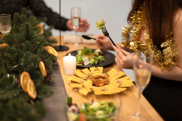 Pasar el año nuevo con amigos y celebrar.