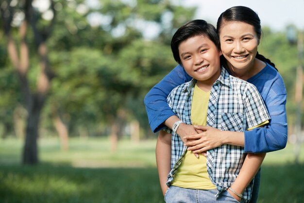 Pasar el día con mamá en el parque público