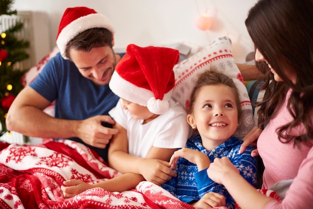 Pasar la mañana de Navidad con la familia en la cama.