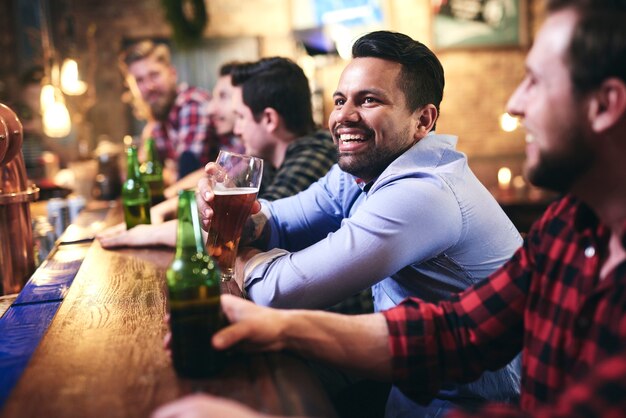 Pasar el tiempo libre en el pub