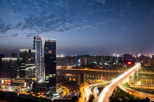 Pasarela de intercambio de la ciudad en la noche con espectáculo de luz púrpura en chong qing