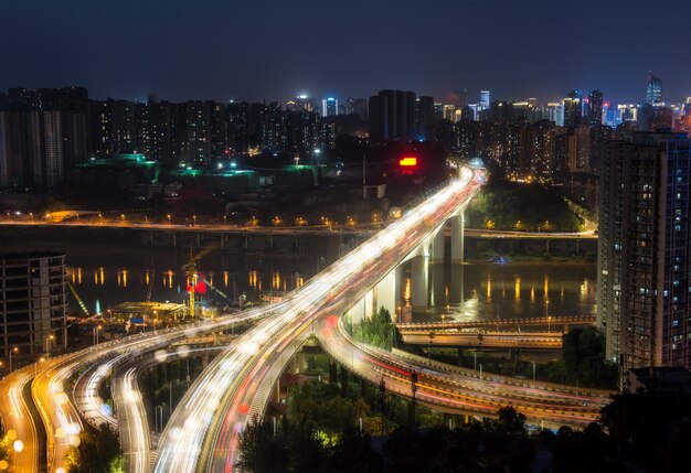 Pasarela de intercambio de la ciudad en la noche con espectáculo de luz púrpura en chong qing