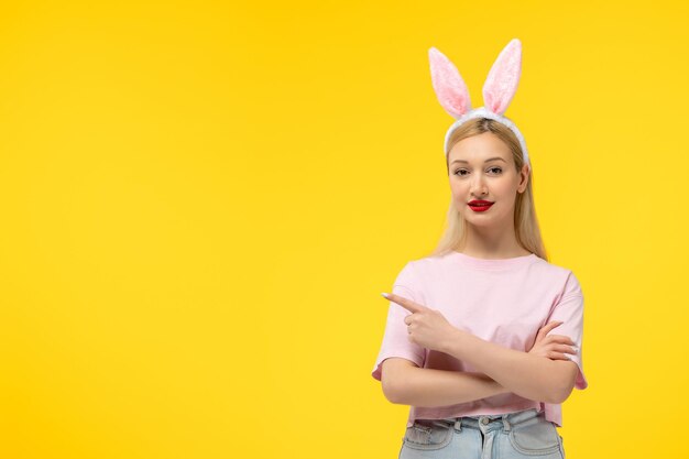 Pascua adorable bastante joven rubia con orejas de conejo con las manos cruzadas