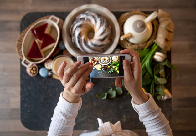 Pascua vacaciones. Foto de su teléfono, mesa bellamente conservada, para un almuerzo o desayuno festivo de Pascua.