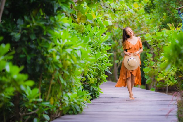 Paseo asiático joven hermoso de la mujer del retrato en paseo del camino en el jardín