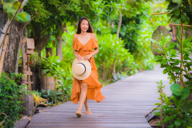 Paseo asiático joven hermoso de la mujer del retrato en paseo del camino en el jardín
