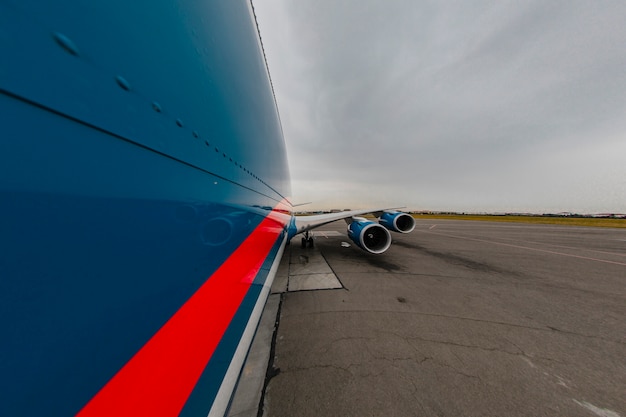 Paseo en avión azul en la pista