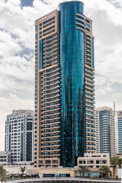 Paseo y canal en Dubai Marina con lujosos rascacielos alrededor, Emiratos Árabes Unidos.