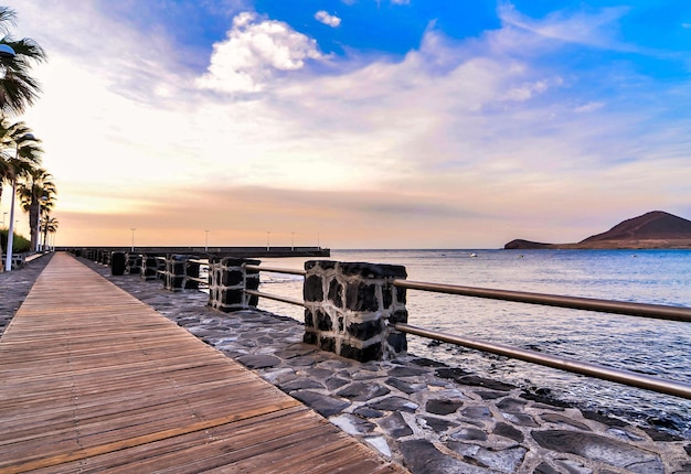 Foto gratuita paseo junto al mar bajo un hermoso cielo nublado en las islas canarias, españa