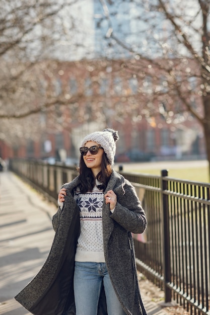 Paseo de la muchacha elegante en una ciudad de invierno.