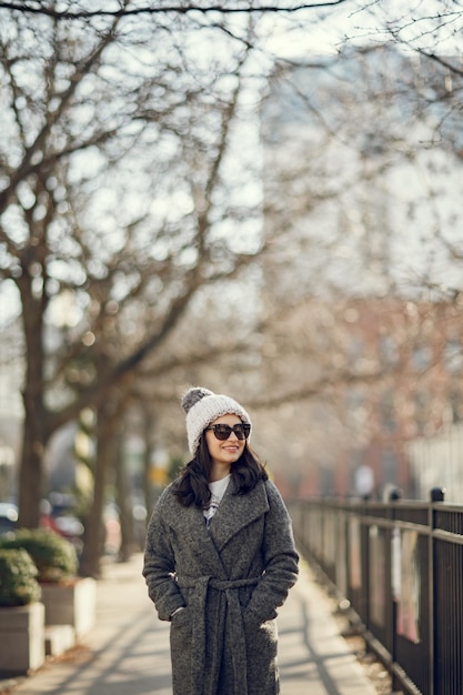 Paseo de la muchacha elegante en una ciudad de invierno.