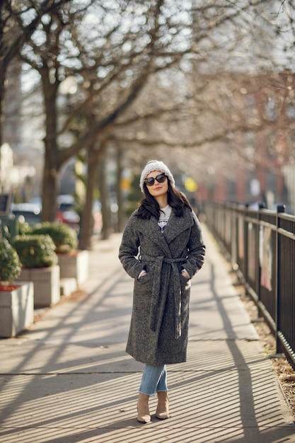 Paseo de la muchacha elegante en una ciudad de invierno.