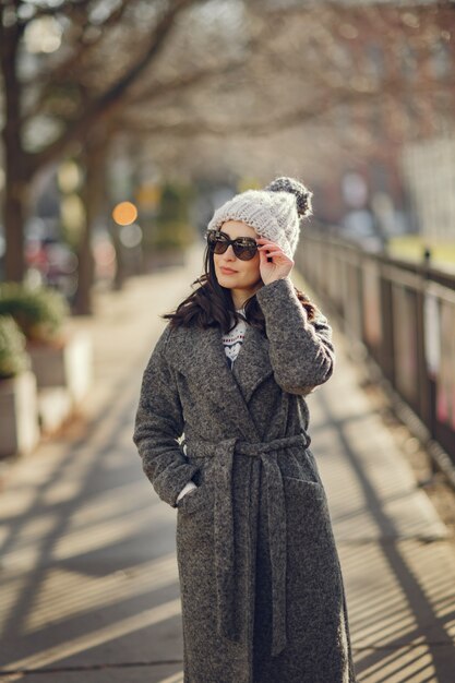 Paseo de la muchacha elegante en una ciudad de invierno.