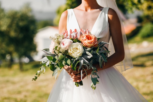 El paseo de la novia. Hermosa novia en vestido clásico camina con ar