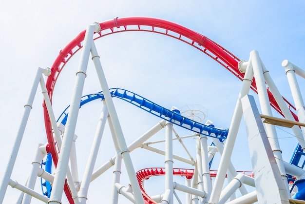 paseo de ocio de la familia parque de atracciones