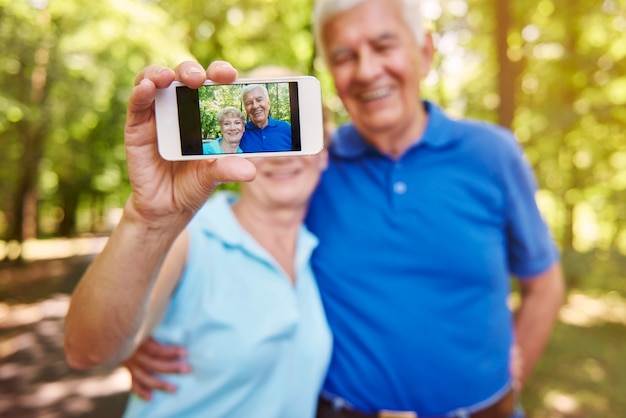 Paseo de verano de pareja senior