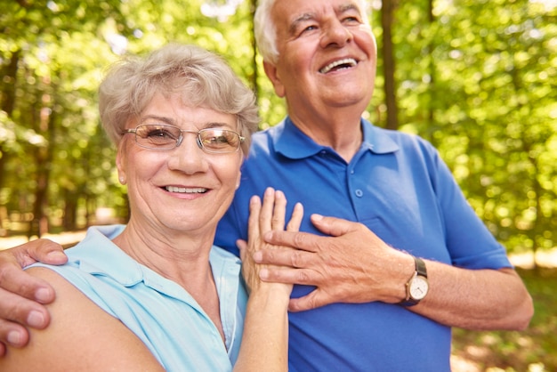 Paseo de verano de pareja senior