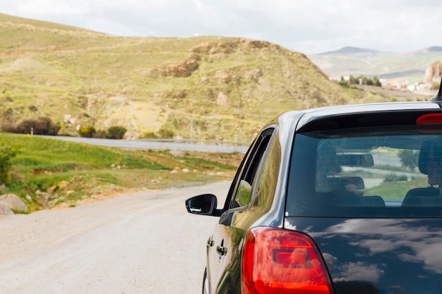 Foto gratuita paseos en coche por carretera en la naturaleza