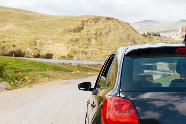 Paseos en coche por carretera en la naturaleza