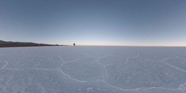 Paseos masculinos caucásicos en el Salar de Uyuni