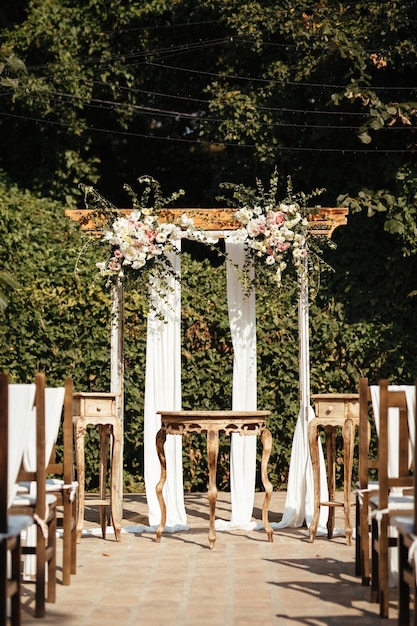 Pasillo de boda rústico en un jardín.