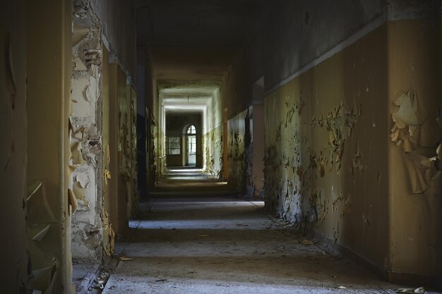 Pasillo de un edificio abandonado con paredes envejecidas bajo las luces