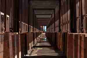 Foto gratuita pasillo largo en el edificio industrial con sombras de las columnas en el suelo