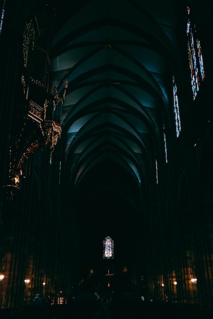 Pasillo oscuro dentro de la Catedral de Notre Dame capturado en Estrasburgo, Francia