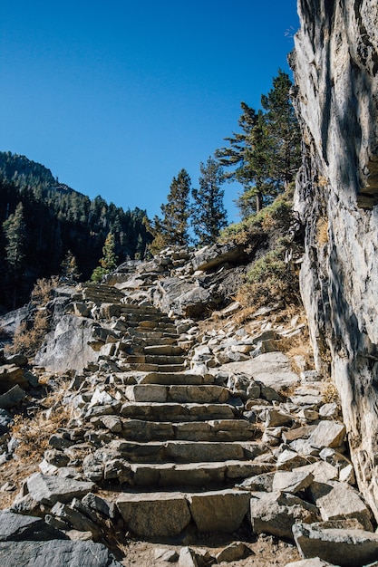 Pasos hacia arriba en las montañas