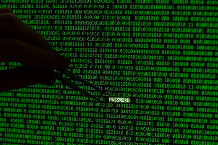 Photo Gratis password with hand holding tweezers and binary code