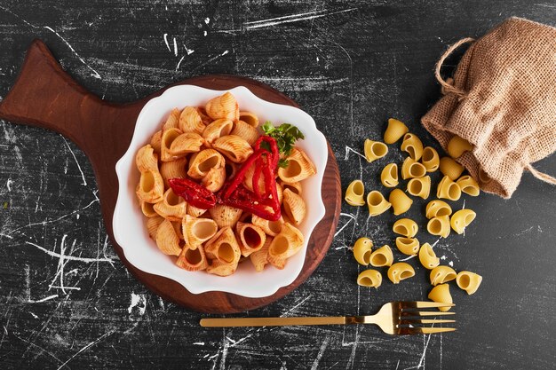 Pasta con ají rojo en un tazón blanco.