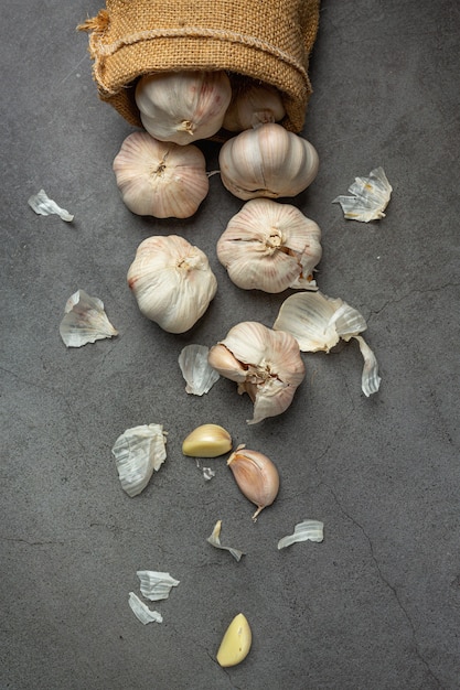 Foto gratuita pasta de ajo sobre negro