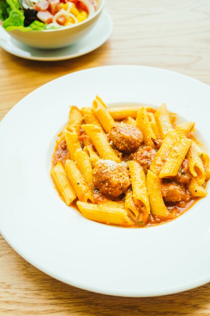 Pasta De Albóndigas Con Salsa