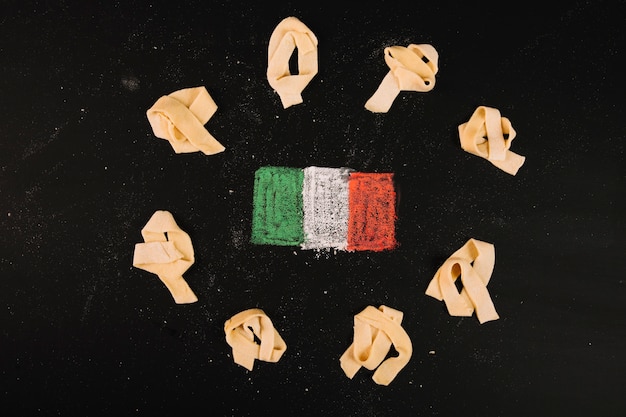 Pasta alrededor de la bandera italiana