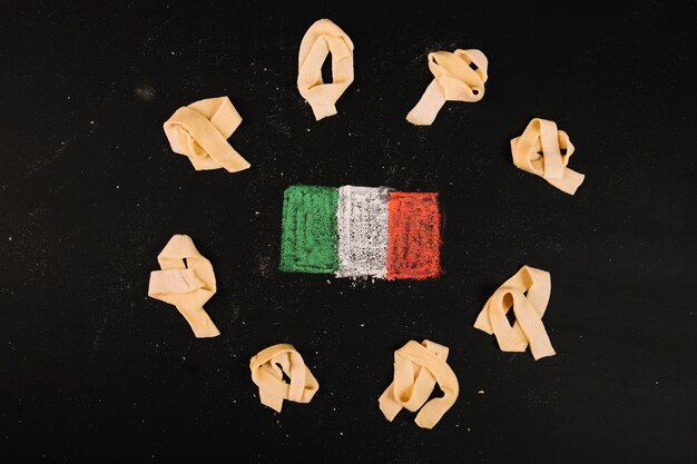 Pasta alrededor de la bandera italiana