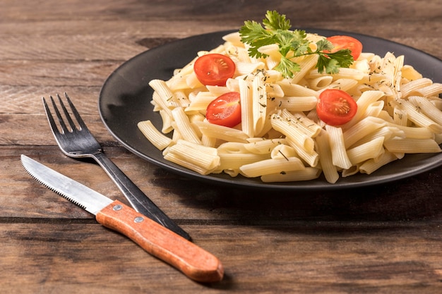 Pasta de alto ángulo en mesa de madera