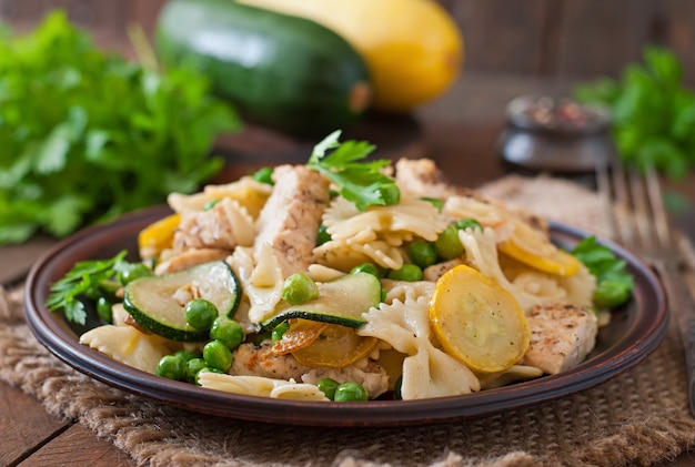 Pasta con calabacín, pollo y guisantes