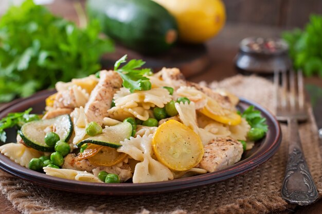 Pasta con calabacín, pollo y guisantes