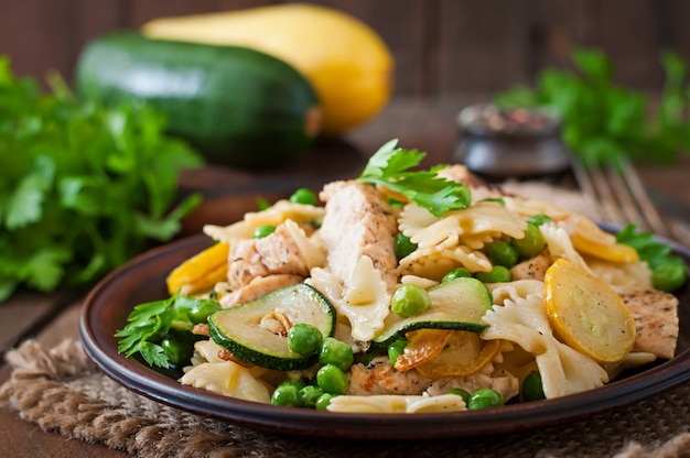 Pasta con calabacín, pollo y guisantes