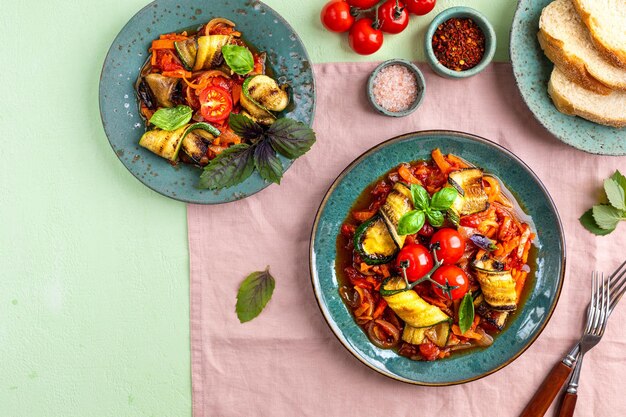 Pasta de calabacín en salsa roja Verduras salteadas Calabacín zanahoria cebolla ajo y tomates