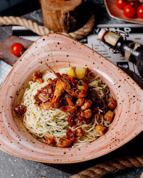 Pasta con camarones, pimientos y tomates cherry